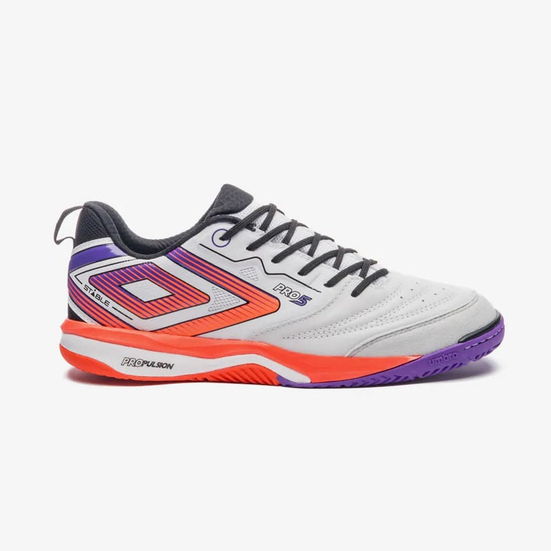 Chuteira Umbro Futsal Pro 5 Stable Branco/Coral/Preto